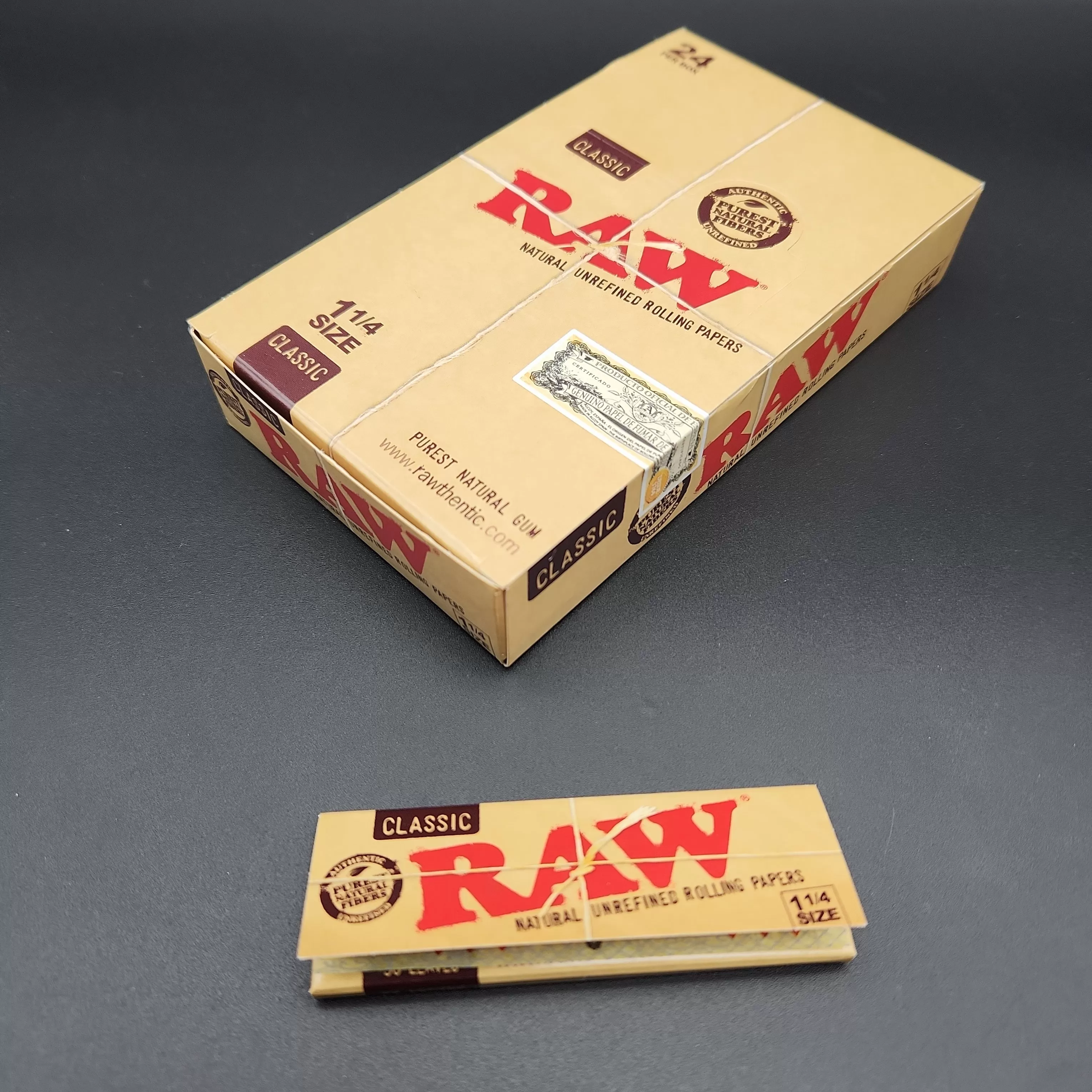 RAW Classic Rolling Papers - 1 1/4 Box